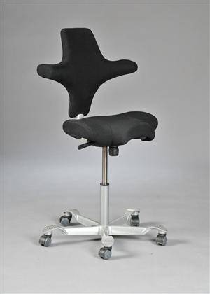 Peter Opsvik født 1939. Kontorstol model Capisco 8106