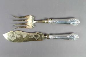 Serveringsbestick i silver med blad i rostfritt