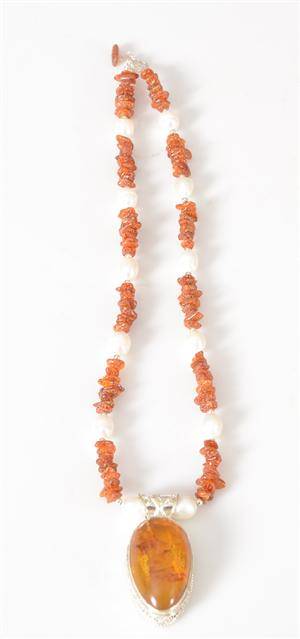 Halsband, bärnsten med sötvattenspärlor