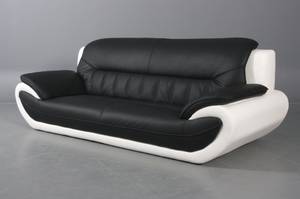 Moderne tre-pers sofa betrukket med tofarvet imiteret læder.