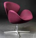 Arne Jacobsen. Svanen. Lænestol betrukket med lilla uld, model 3320 