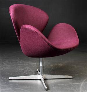 Arne Jacobsen. Svanen. Lænestol betrukket med lilla uld, model 3320 
