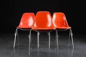 Charles Eames. Tre skalstole, glasfiber, model DSS 3
