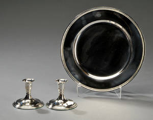 Svend Toxværd. Et par stager samt dækketallerken af sølv. 3