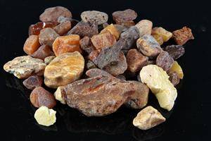 Samling af rav i mellem størrelser ca. 511 gram.