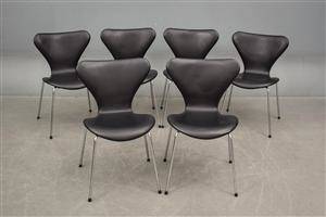 Arne Jacobsen. Et sæt på seks Syver stole, sort læder, model 3107. 6 