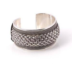 Kraftig armring af sterlingsølv, bl.a. udført med flettet bånd