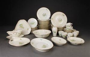 Bing  Grøndahl. Middags- og kaffeservice af porcelæn md guldkant 68 