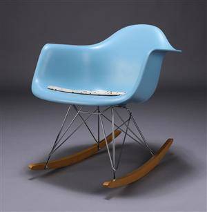 Charles Eames. Gyngestol Rocker, model RAR med løs hynde
