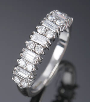 Brillant- og diamantring af 18 kt. hvidguld, i alt ca. 1.00 ct. F-G. Flawless-VVS. London 2001