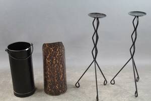 Paraplyställ 2 st och golvljusstakar 2 st