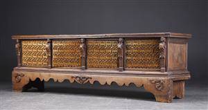 Cassoneformet skænk, nøddetræ, 18001900-tallet