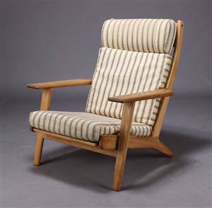 H. J. Wegner. Højrygget lænestol, model GE-290A 