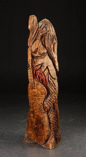 Figur af udskåret og delvis bemalet træ