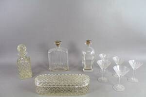 Likörglas 5 st, karaffer 3 st och lockask