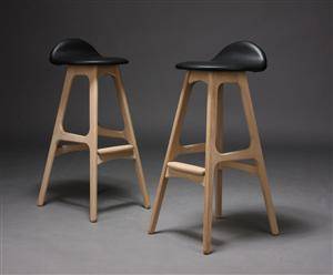 Erik Buch. Par barstole, model OD 61, egetræ 2
