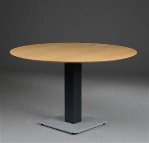 Dansk møbelproducent. Bord af ahorn