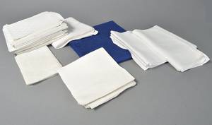 Diverse duge  servietter fra Kolding bla. hvide, cremefarvetblå. 1900-tallet. 47