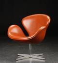 Arne Jacobsen. Lænestol Svanen, betrukket med cognacfarvet læder, model 3320   