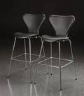 Arne Jacobsen. Par Syver barstole i sort læder, model 3197 2 