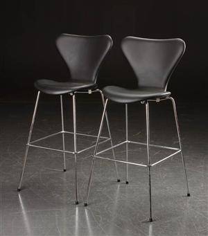 Arne Jacobsen. Par Syver barstole i sort læder, model 3197 2 