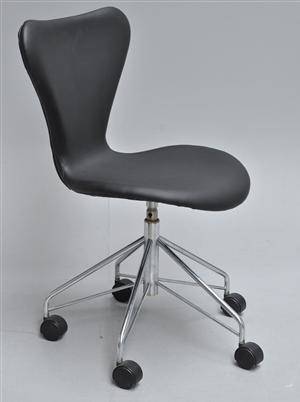 Arne Jacobsen. Kontorstol, model 3117, nybetrukket