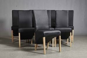 Svane Design. Sæt på otte stole model Carmen, betrukket med sort skind, ben af eg 8.