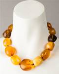 Eine Halskette aus Bernstein, ca. 108 g.