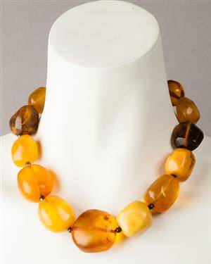 Eine Halskette aus Bernstein, ca. 108 g.
