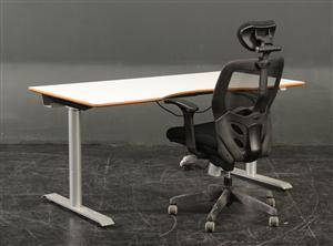 Hævesænkebord med kontorstol
