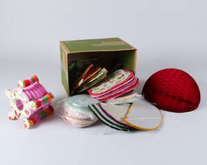 Samling dekorerede papirlygter og guirlander 1960erne 35