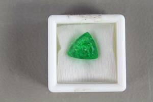 Grön smaragd 5,70 ct med certifikat 