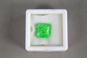 Grön smaragd 4,70 ct med certifikat 