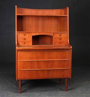 Dansk møbelproducent. Chatol af finèret teaktræ