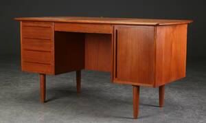 Skrivebord af teaktræ, dansk møbelproducent, 1960erne