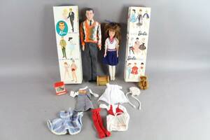Dockor 2 st varav en Ken 1960 och förpackning Barbie