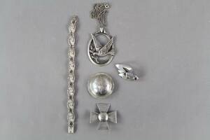 Halsband med hänge, armband och broscher 3 st i silver