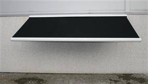Sort markise 5,75 meter, hellukket aluminiumskasse, motor samt fjernbetjening. Galvaniserede beslag samt rustfri bolte
