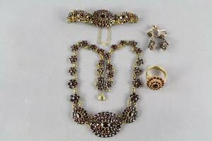 Halsband, armband, örhängen 1 par och ring i silver med granater