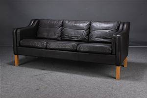 Dansk møbelproducent. Tre-pers. sofa, sort patineret skind