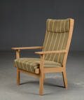 Hans J. Wegner. Højrygget lænestol af egetræ
