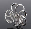 Broche af 14 kt. hvidguld med tre brillanter