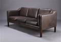Dansk møbelproducent. Tre-pers sofa, brunt læder