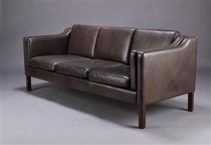Dansk møbelproducent. Tre-pers sofa, brunt læder