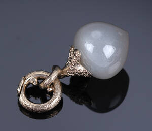 Ole Lynggaard. Stor Dew Drops charm af 18 kt. urhodineret hvidguld med grå månesten