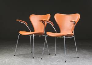 Arne Jacobsen. Par syverstole model 3207, cognacfarvet læder 2 