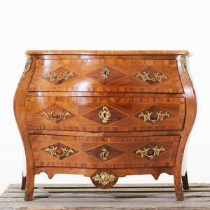 Byrå i rokokostil 1800-tal 