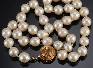 Akoya perlehalssmykke med guldlås