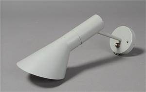 Væglampe, Louis Poulsen, AJ-væglampe af Arne Jacobsen.