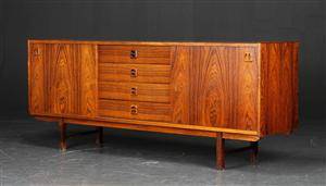 Skænk af palisander, dansk møbelproducent